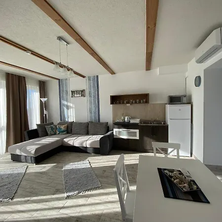 Platan Apartmanhaz מלון דירות