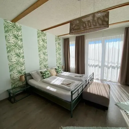 Platan Apartmanhaz מלון דירות 4*