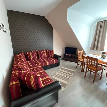 Platan Apartmanhaz * Балатондьёрёк