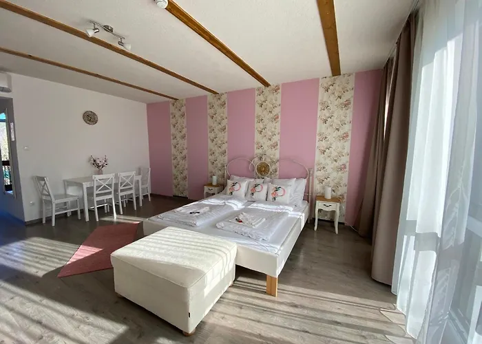 Platan Apartmanhaz アパートホテル Balatongyörök