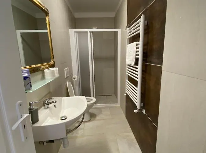 Platan Apartmanhaz アパートホテル Balatongyörök